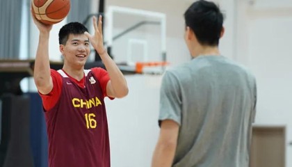 男篮夺开门红！3将打出身价！焦泊乔+庞峥麟稳得分，徐昕统治内线